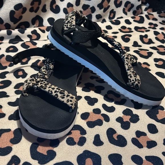 Strappy supportive sandals - Picture 4 of 4